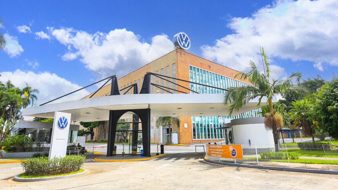 Fachada de prédio da Volkswagen com o logo