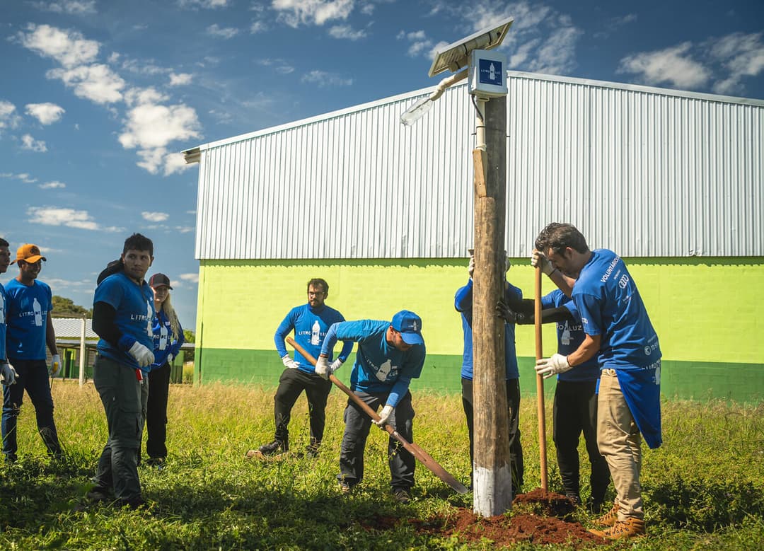 Voluntários da Audi e da ONG Litro de Luz instalam poste de energia solar em comunidade ribeirinha no Pantanal